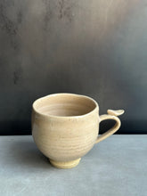 Load image into Gallery viewer, Bird mug Cream brown