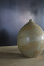 Load image into Gallery viewer, Bud vase - egg shell