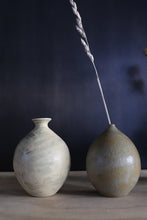 Load image into Gallery viewer, Bud vase - egg shell