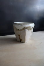 Load image into Gallery viewer, Sculpture cup - White drips / Atsushi Nakata
