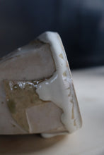 Load image into Gallery viewer, Sculpture cup - White drips / Atsushi Nakata