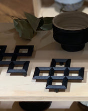 Load image into Gallery viewer, Casted Iron Trivet