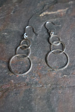 Load image into Gallery viewer, Silver earrings  3 rings
