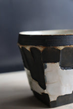 Load image into Gallery viewer, Sculpture cup - Black / Atsushi Nakata
