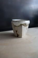 Load image into Gallery viewer, Sculpture cup - White drips / Atsushi Nakata
