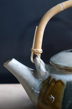 Load image into Gallery viewer, Teapot  striped (medium)  / Sodeshi pottery
